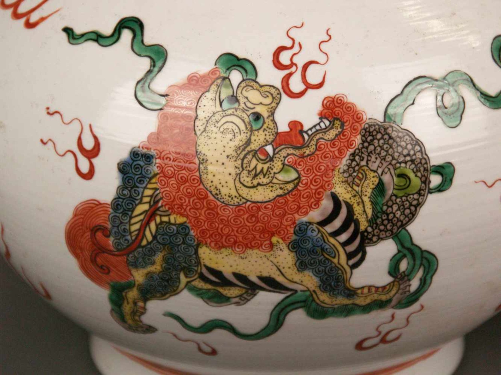 Paar Vasen - China, 20. Jh., Porzellan, Typus "Tian Qiu Ping", bauchiger Korpus mit Rundfuß und - Bild 4 aus 7