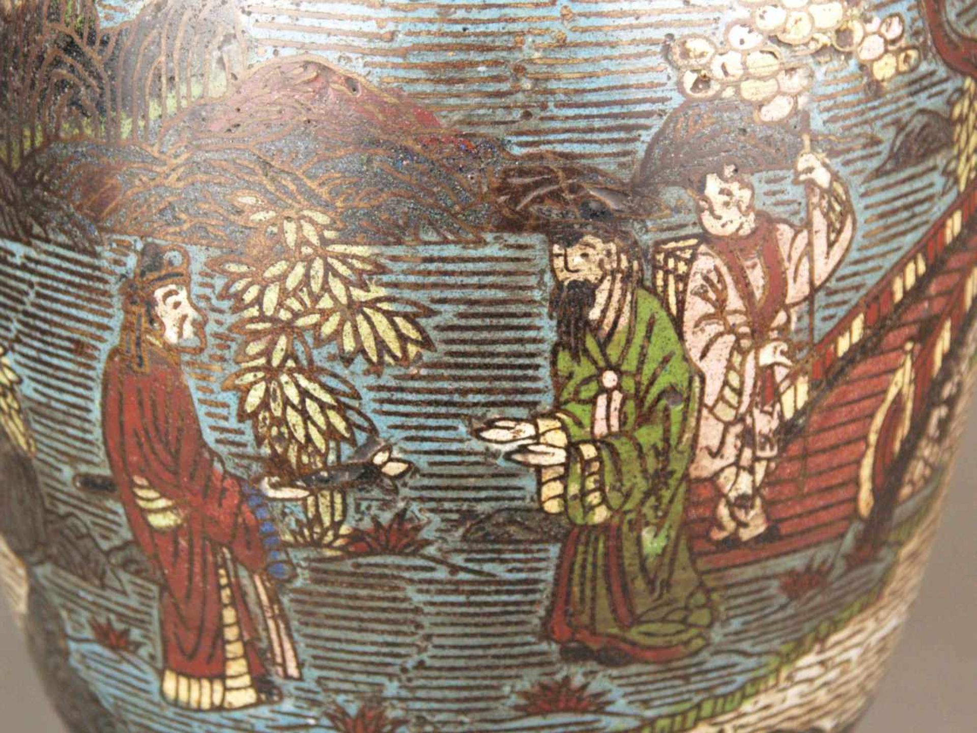 Cloisonné-Vase - Metall bronziert/Cloisonné, gebauchte Balustervase mit zwei Zierhenkeln in - Bild 8 aus 11