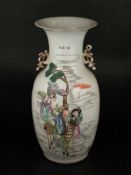 Große Balustervase - China, dickwandiges Porzellan mit polychromer Aufglasurbemalung, schauseitig