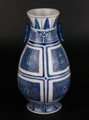 Blau-Weiße Vase mit "Shou" Schriftzeichen - China, Porzellan mit unterglasurblauer Bemalung,