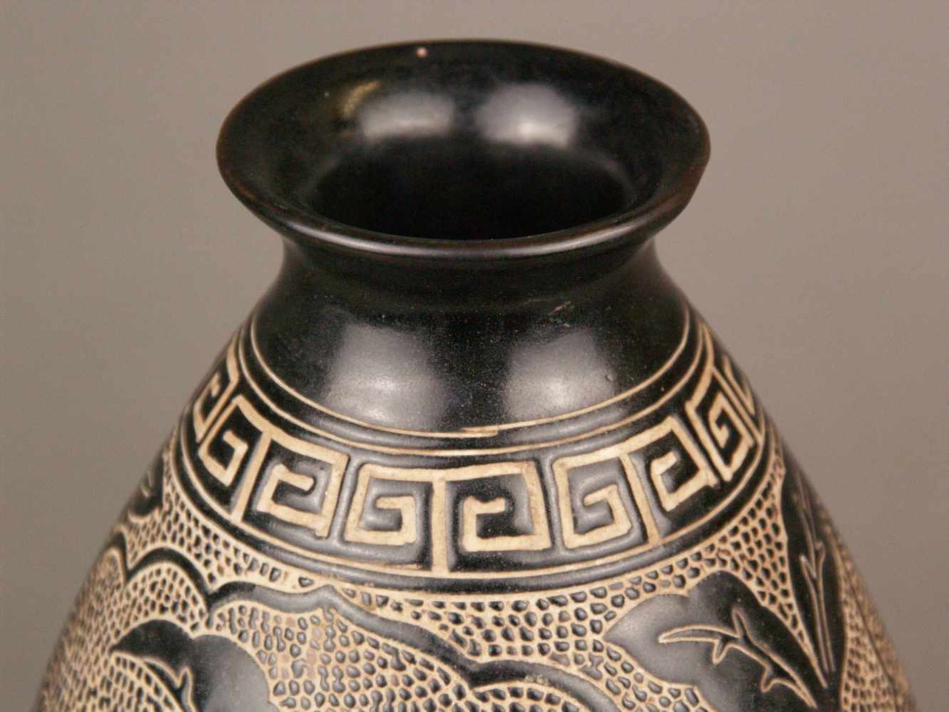 Fußvase - China, Cizhou-Stil, birnenförmige Wandung mit eingeschnürter Mündung und ausgestellter - Bild 2 aus 7