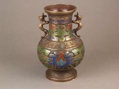 Cloisonné-Vase - China, polychromer Emaildekor mit archaisierenden Blütenranken und Blattborten über