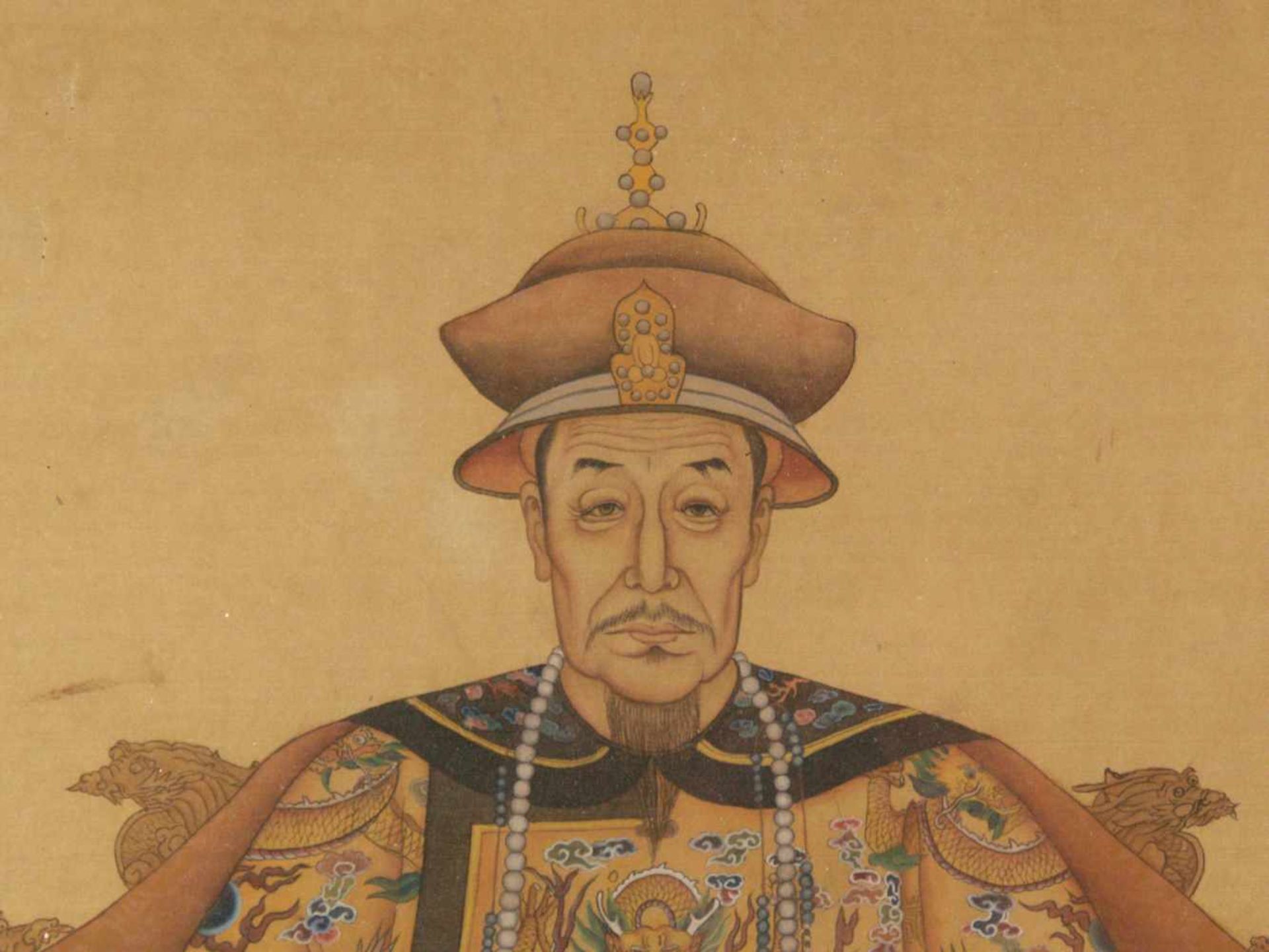 Kaiserliches Porträt/Ahnenbild - Kaiser Qianlong (1711-1799/Regierungszeit 1735-1796), Farbe auf - Bild 2 aus 4