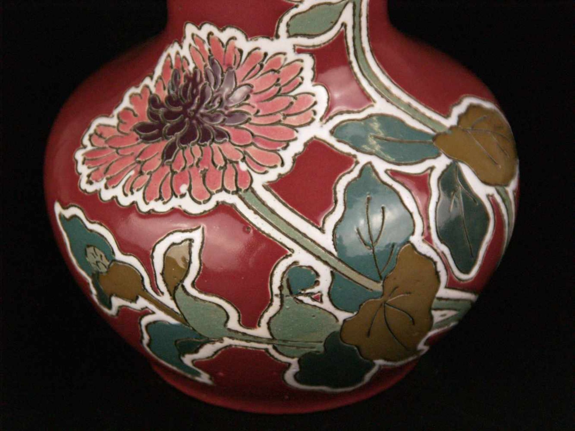 Jugendstil-Vase - Keramik, rot glasiert, polychromer Blumendekor, Goldstaffage berieben, mit Henkel, - Bild 6 aus 8