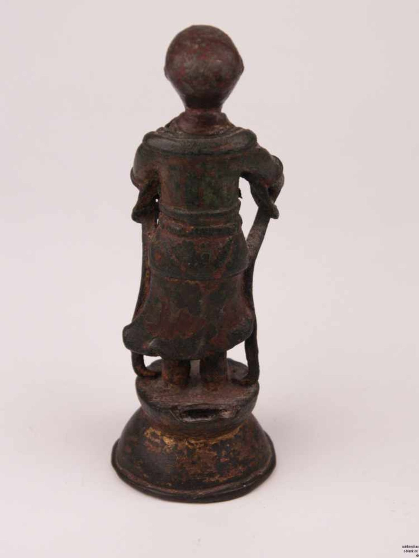 Kleine Arhat-Figur - Bronze, Lack-und Vergoldungsreste, stehend auf hoch gewölbtem Sockel, die Hände - Bild 2 aus 8