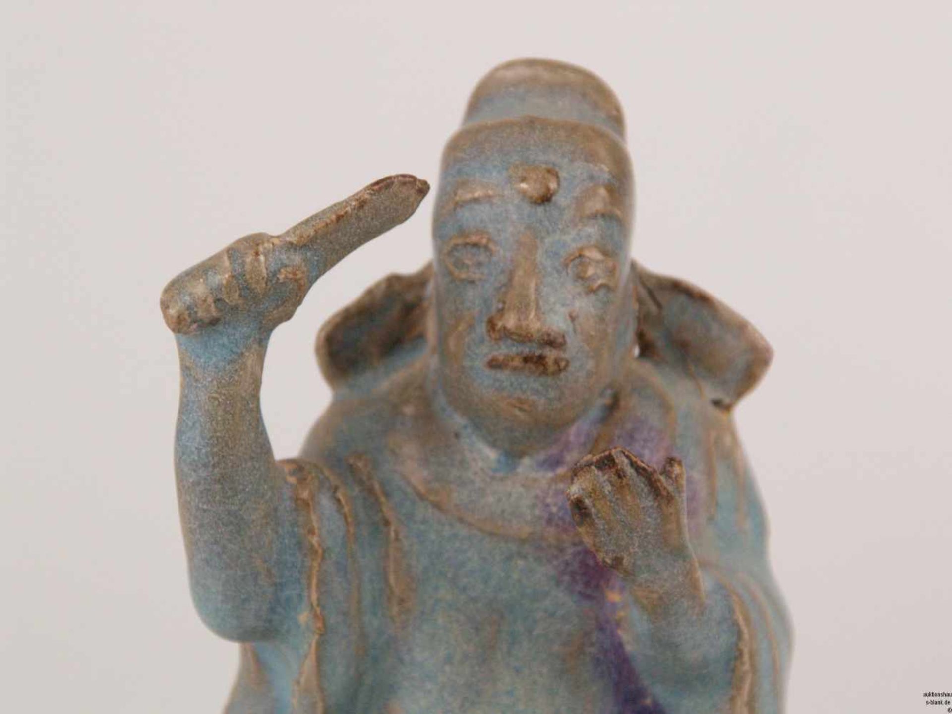 Zwei Musikerfiguren - China, Tonscherben mit lavendelblauer Verlaufglasur und purpurnen Flecken in - Bild 3 aus 7