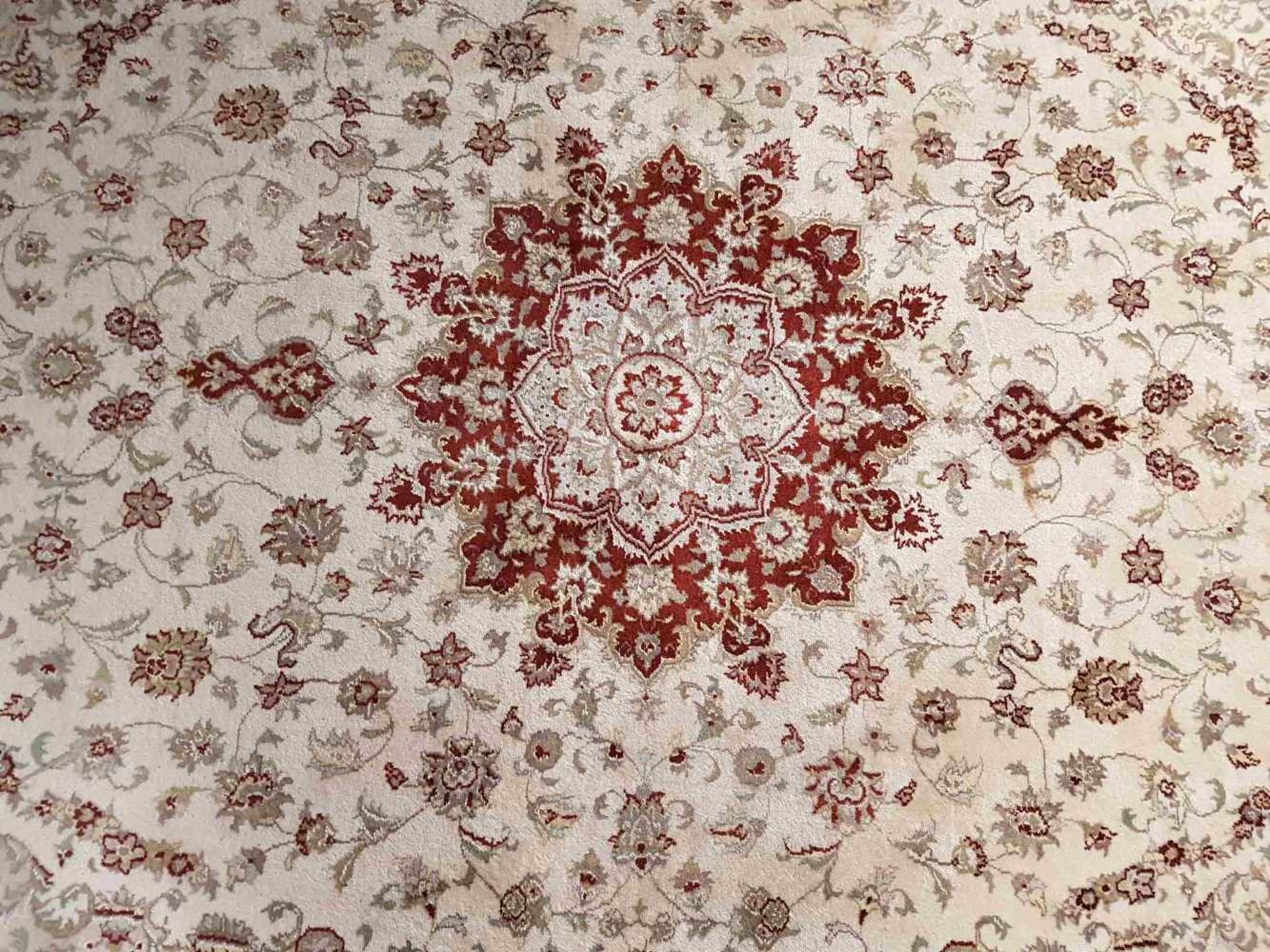Täbriz - Kaschmir-Wolle,handgeknüpft,beigegrundig mit roter Bordüre und floralem Muster,ca. - Bild 2 aus 4