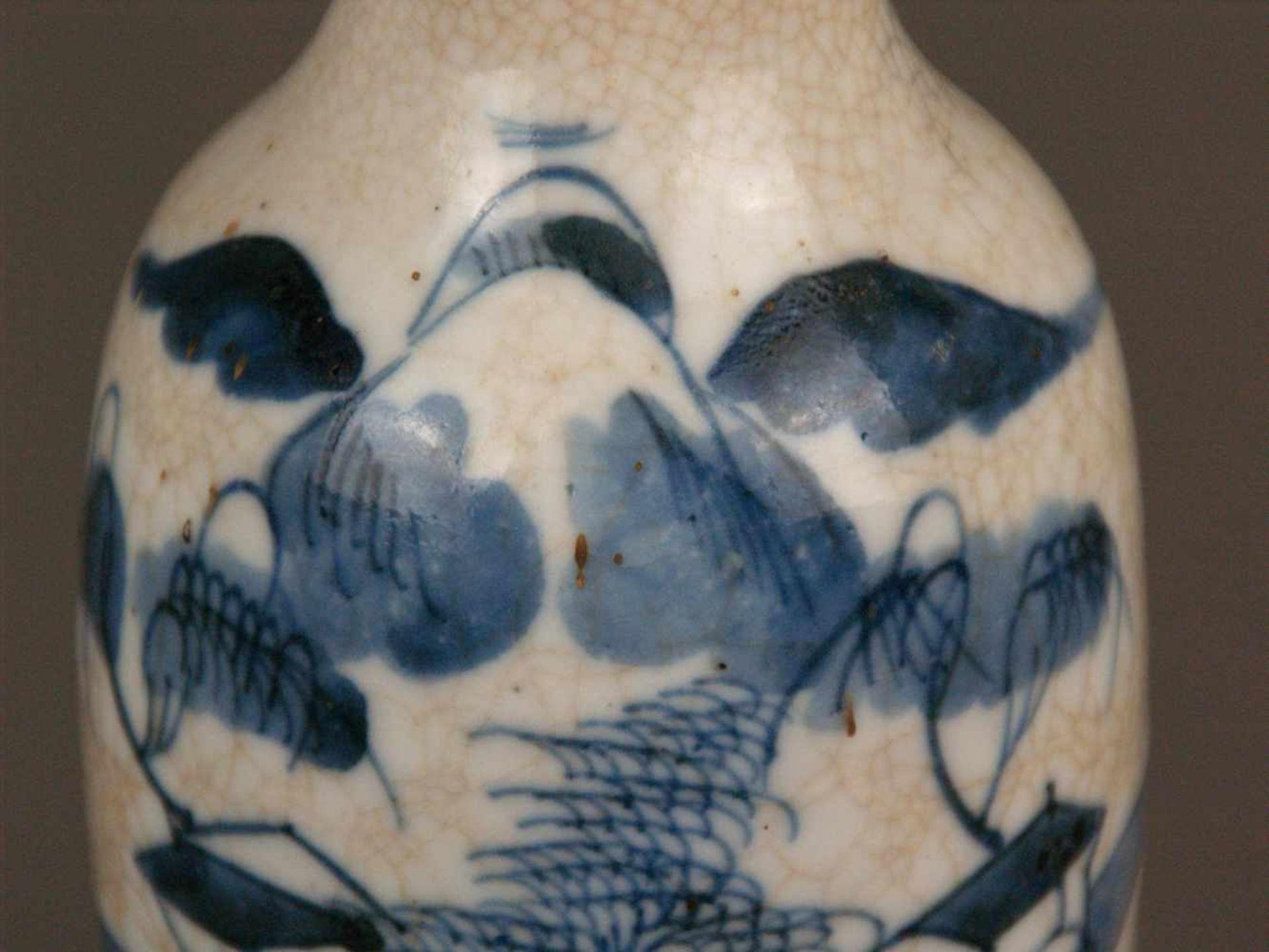 Kleine Balustervase - China,Porzellan mit brauntöniger Craquelé-Glasur schauseitig - Bild 3 aus 6