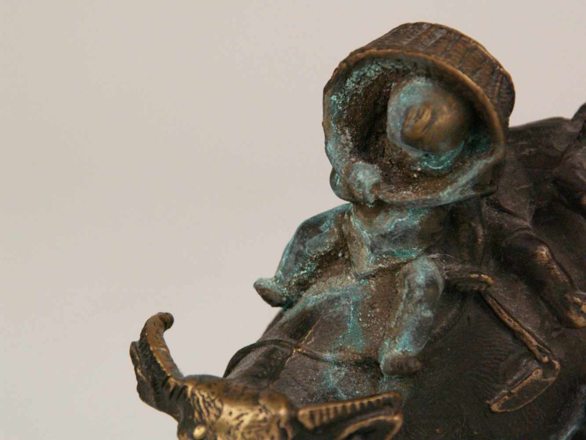 Kleine Bronzefigur - China, Bronze, mit Vergoldungsresten, szenische Darstellung von Kinderpaar - Bild 4 aus 7