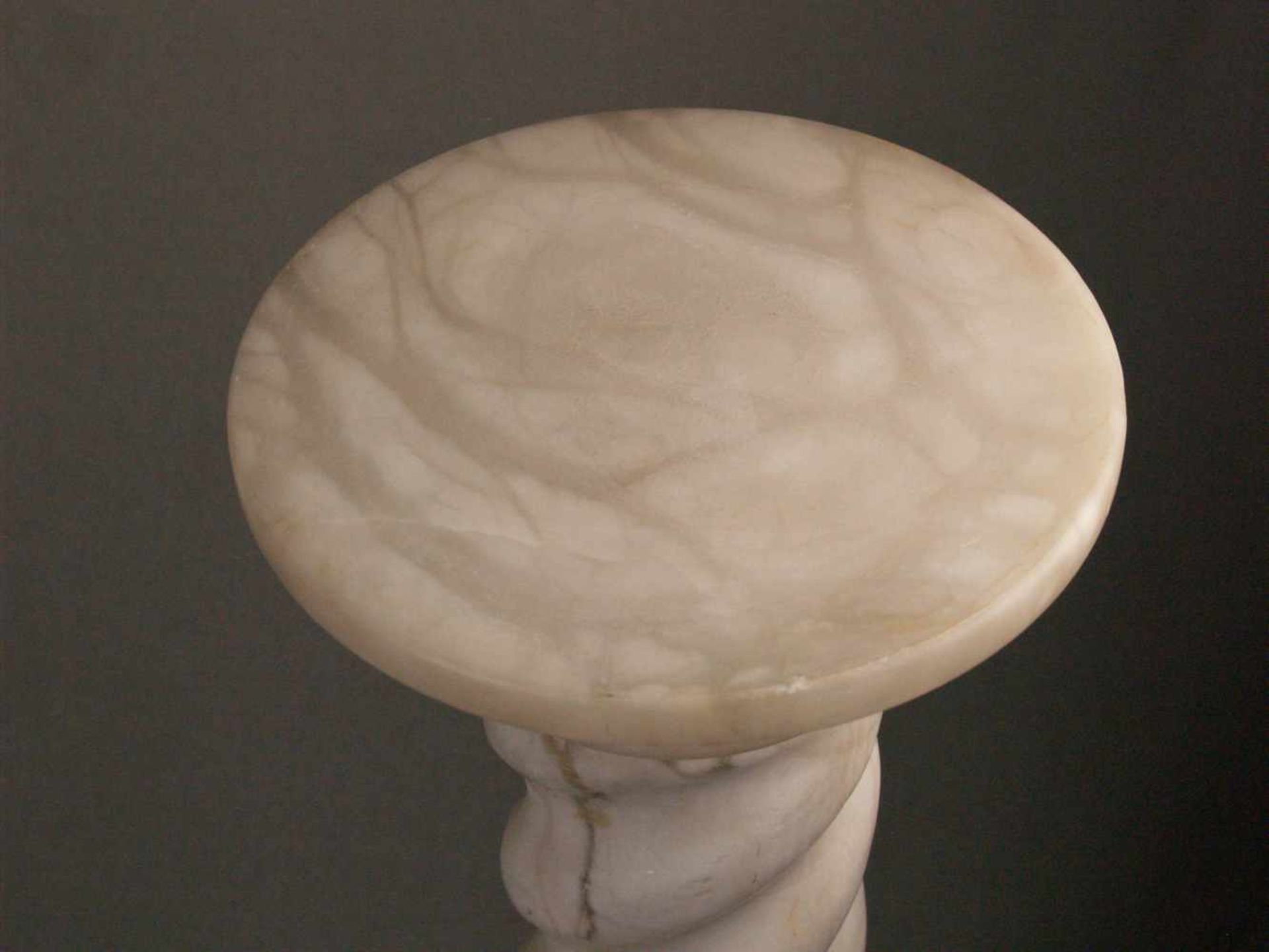 Steinsäule - wohl Marmor/Alabaster, auf achtkantigem Standsockel, gedrehter Schaft, mittig - Bild 2 aus 6