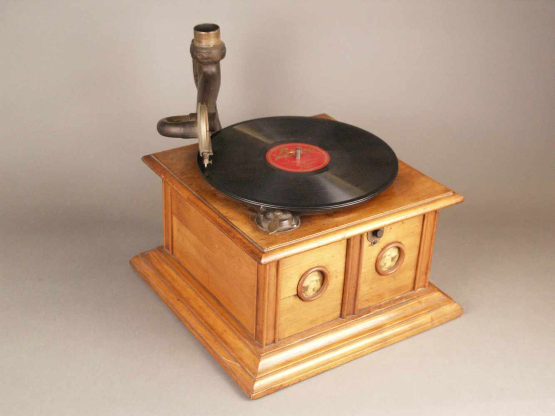 Altes Grammophon - Holzgehäuse, Vorderseite mit zwei Damenporträts, Schalldose gemarkt "Veni Vidi - Bild 5 aus 10