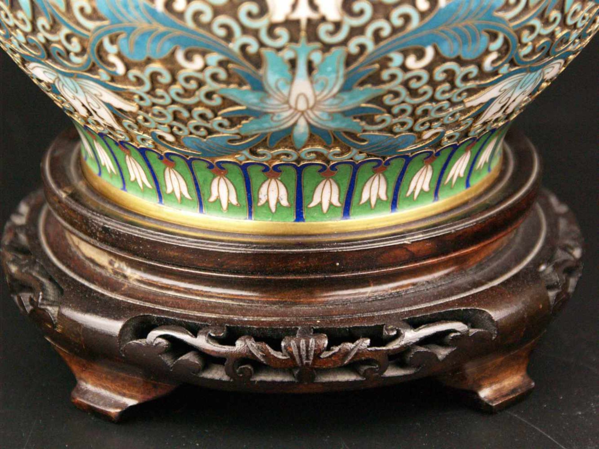 Cloisonné-Deckelvase - gebauchter Korpus, Messing mit polychromem Cloisonné-Reliefdekor mit - Bild 7 aus 7