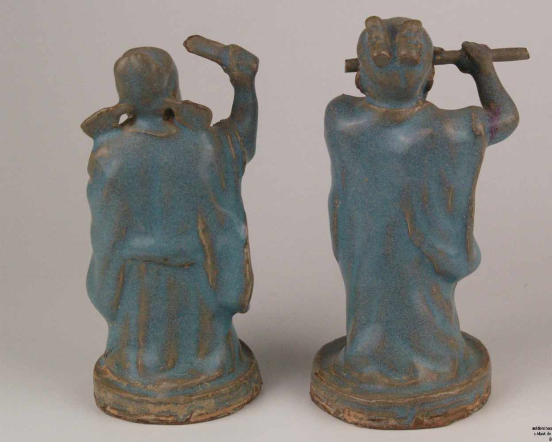 Zwei Musikerfiguren - China, Tonscherben mit lavendelblauer Verlaufglasur und purpurnen Flecken in - Bild 2 aus 7