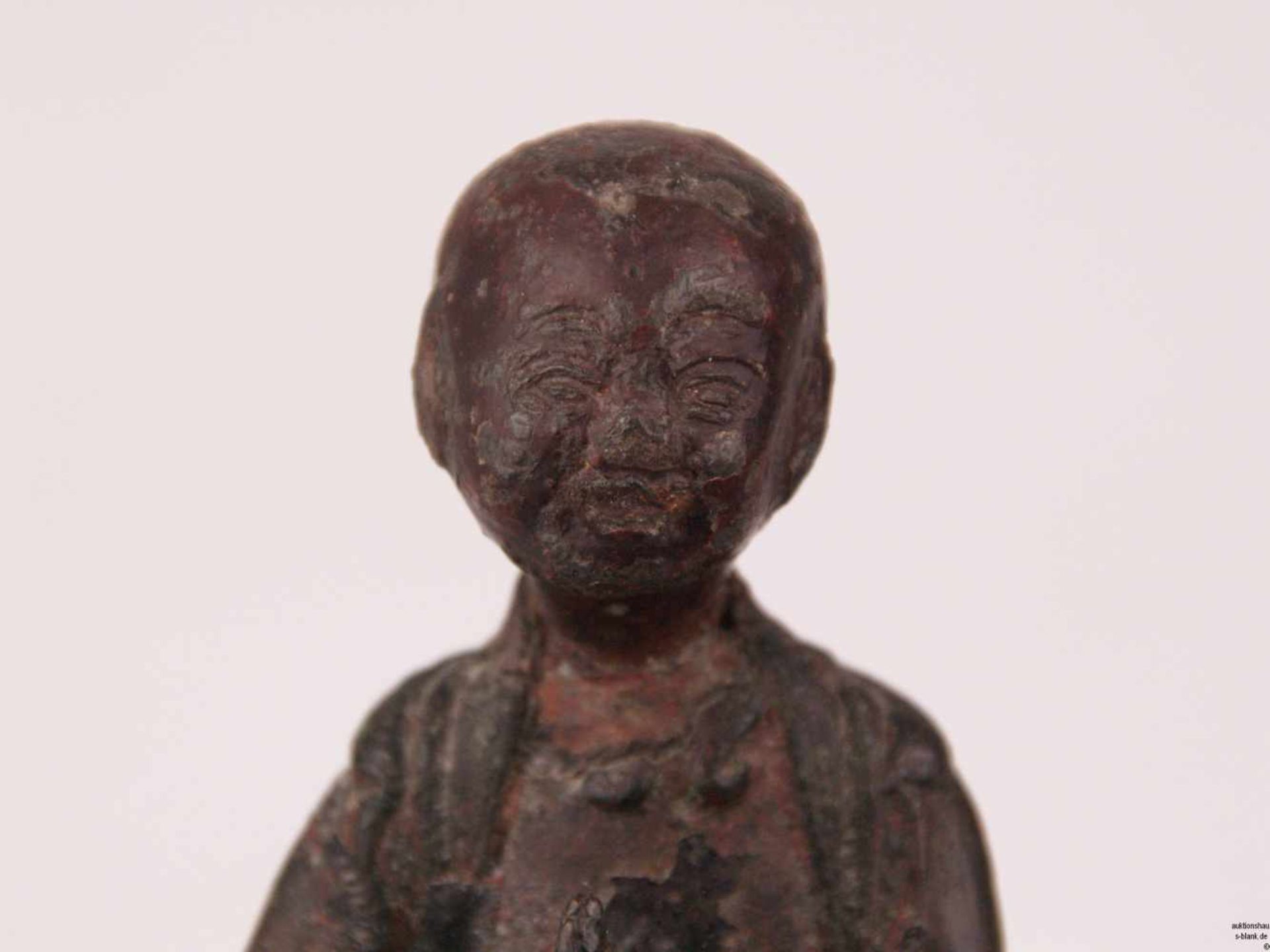 Kleine Arhat-Figur - Bronze, Lack-und Vergoldungsreste, stehend auf hoch gewölbtem Sockel, die Hände - Bild 3 aus 8