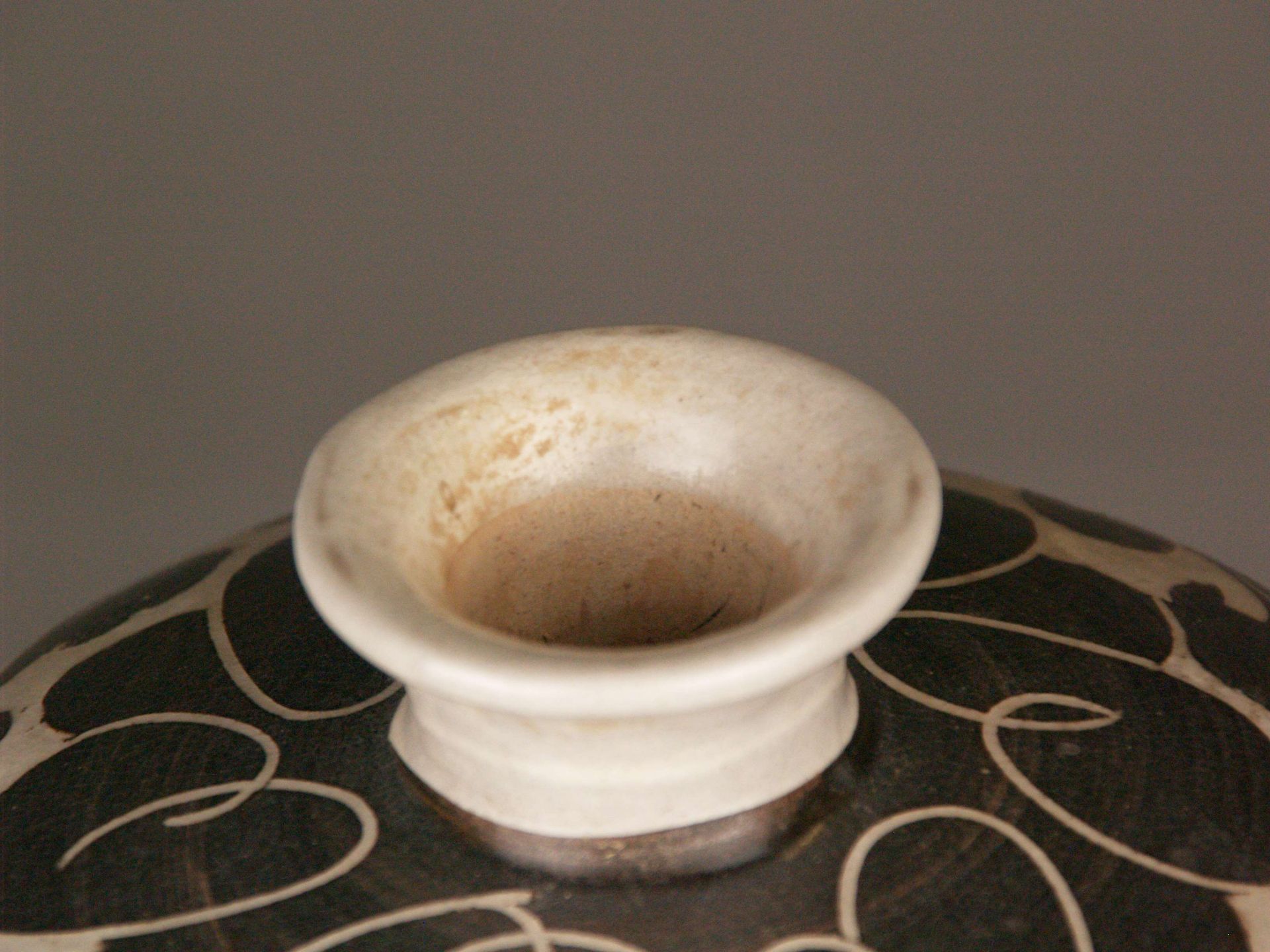 Meiping-Vase - China,Cizhou-Typus,Steinzeug,Wandung in Meiping-Form mit cremefarbener Engobe und - Bild 2 aus 7