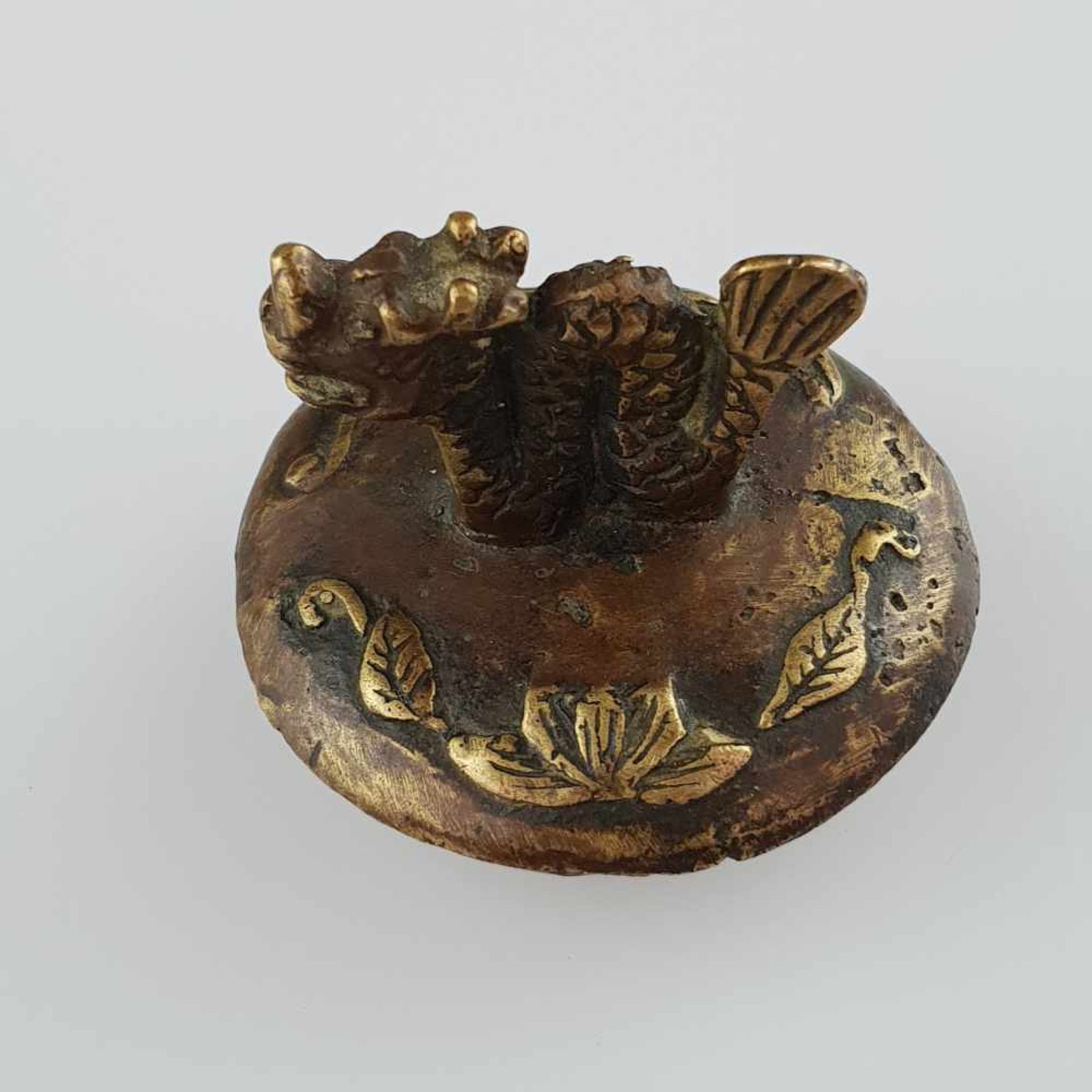 Teekanne - China, Bronze, kugeliger, gedrückter Korpus, Wandung mit zwei halbplastischen Drachen, - Bild 5 aus 7