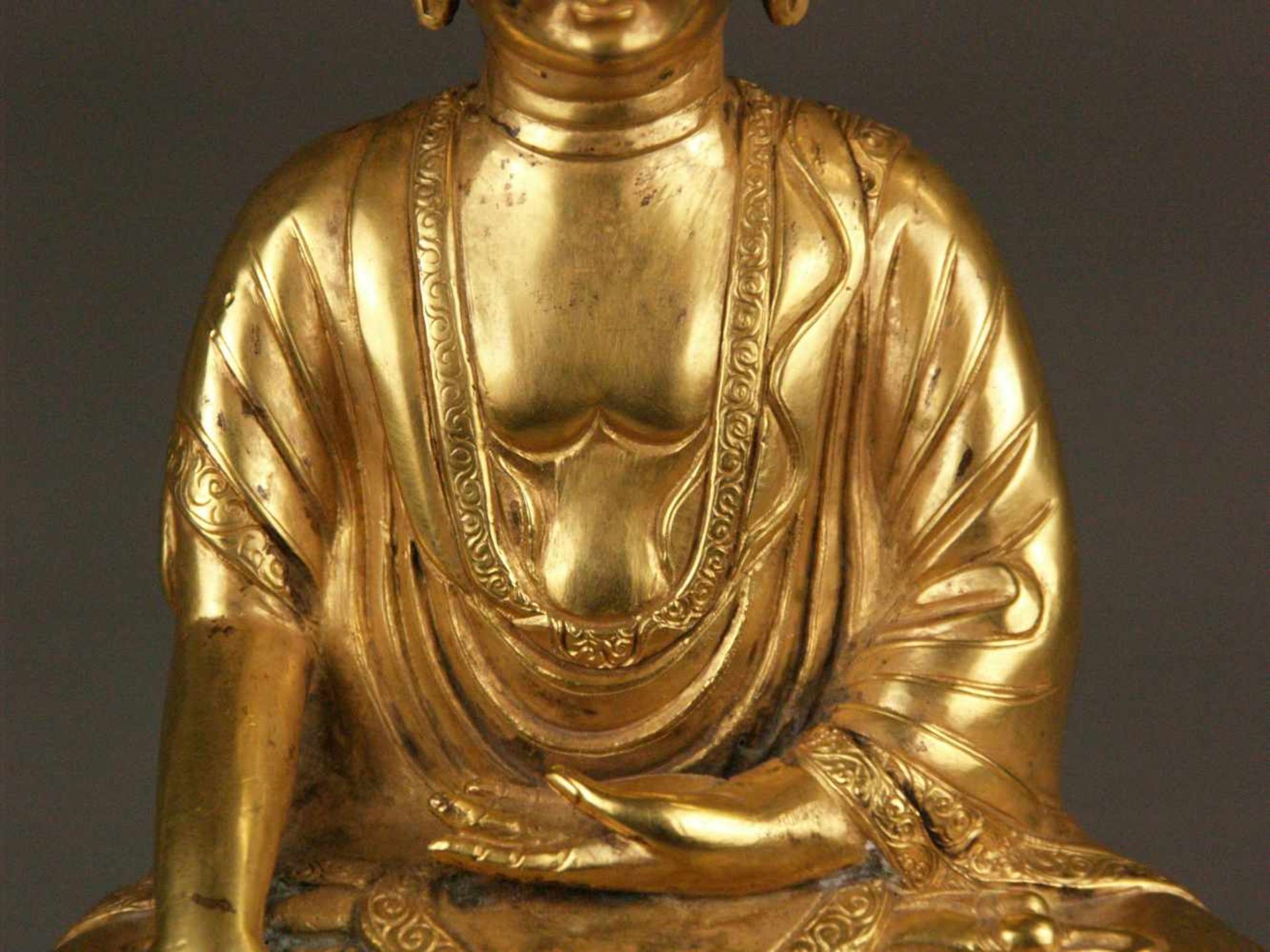 Buddha Shakyamuni - Sinotibetisch, wohl 19.Jh., Kupferlegierung, feuervergoldet, auf doppeltem - Bild 4 aus 9