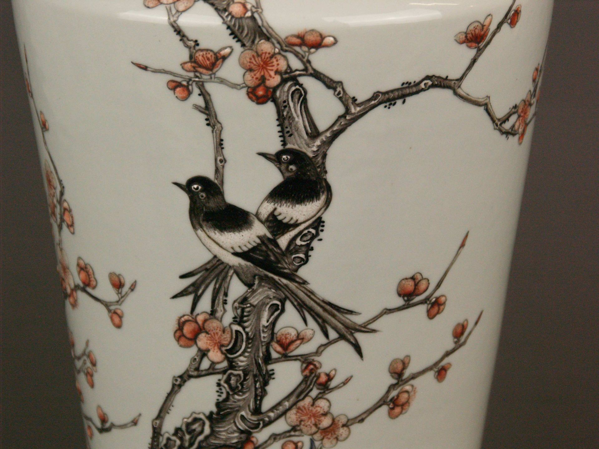 'Famille rose'-Vase mit Elstern und blühenden Pflaumen - China, Porzellan, bemalt mit - Bild 4 aus 9