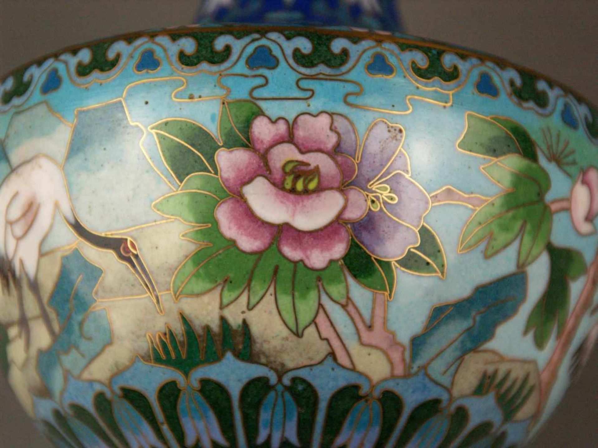 Paar Cloisonné-Vasen- China, 20.Jh., Cloisonné-Email mit Kranichen in stilisierter Landschaft, - Bild 5 aus 8