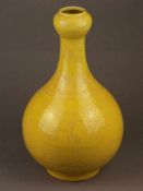 Knoblauchvase mit gelber Glasur - China,Porzellan,umlaufend gravierte Landschaft sowie diverse