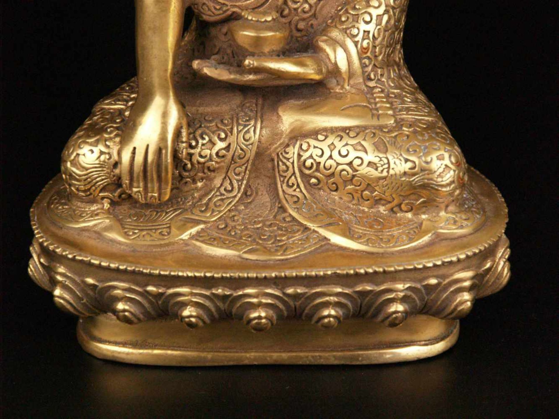 Buddha Shakyamuni - China,Gelbguss,im Padmasana auf erhöhtem Lotossockel sitzend,die rechte Hand - Bild 6 aus 7