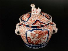 Deckeltopf - China, Imari Porzellan, gebauchte Wandung, umlaufend Blumen- und Vogeldekor in