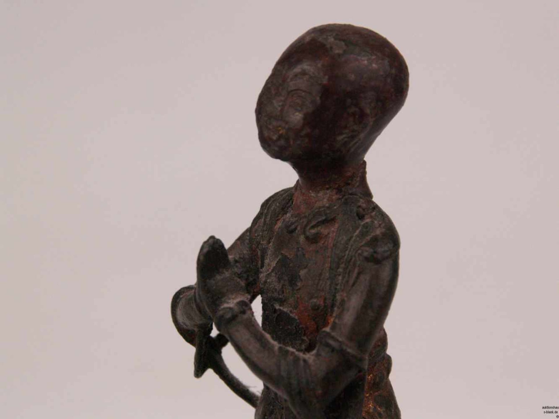 Kleine Arhat-Figur - Bronze, Lack-und Vergoldungsreste, stehend auf hoch gewölbtem Sockel, die Hände - Bild 5 aus 8