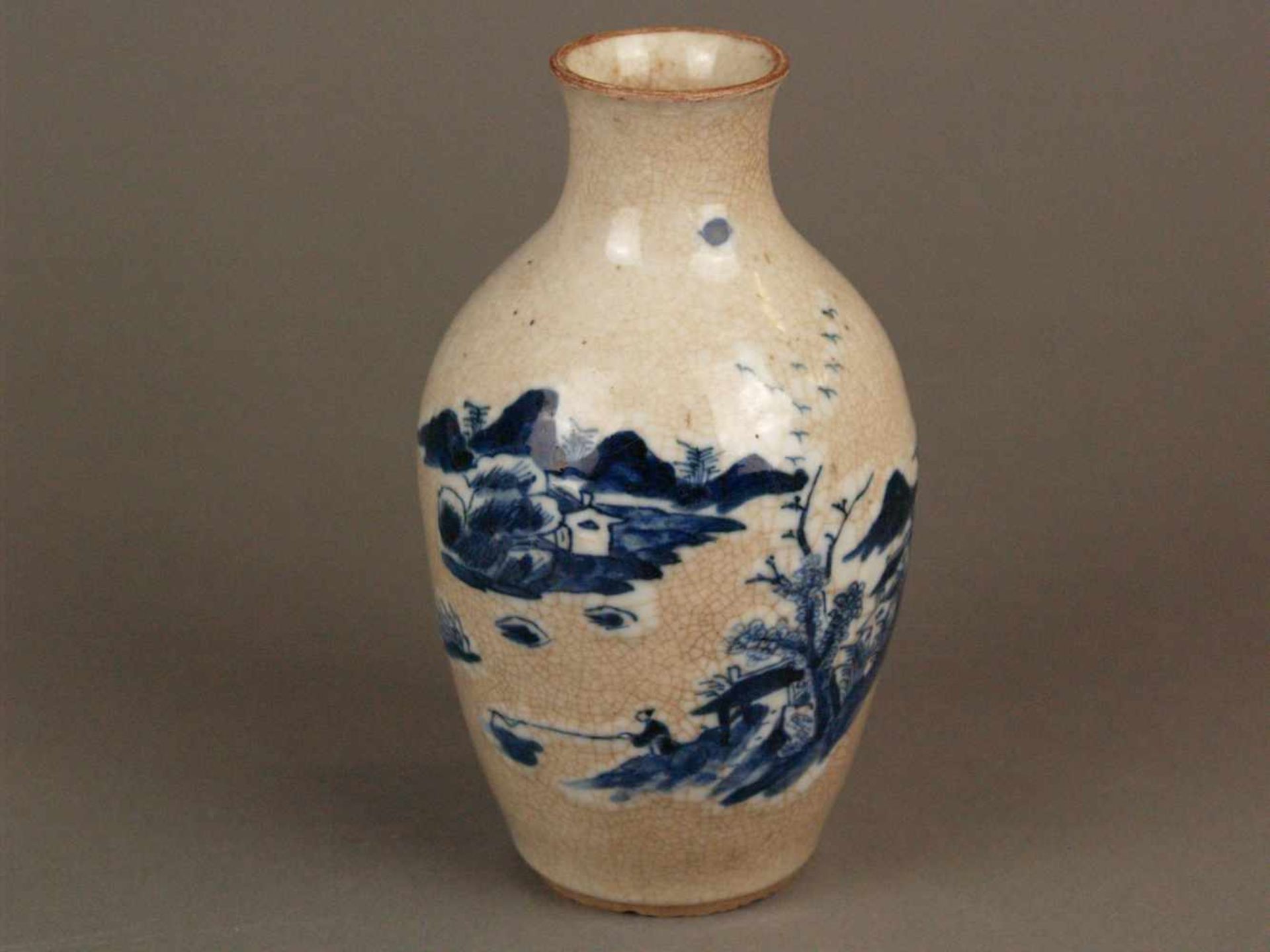 Kleine Balustervase - China, Porzellan mit brauntöniger Craquelé-Glasur, schauseitig