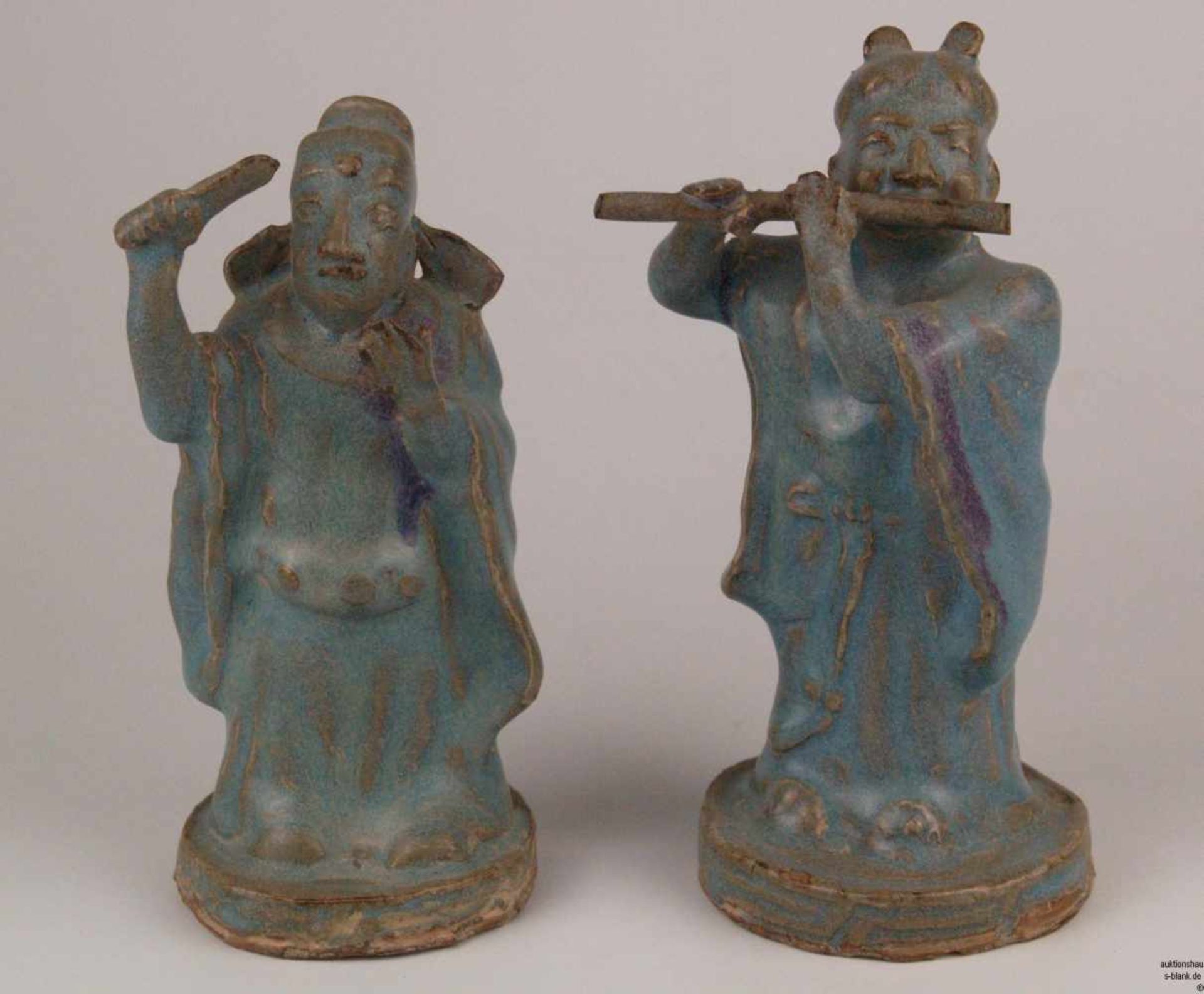 Zwei Musikerfiguren - China, Tonscherben mit lavendelblauer Verlaufglasur und purpurnen Flecken in
