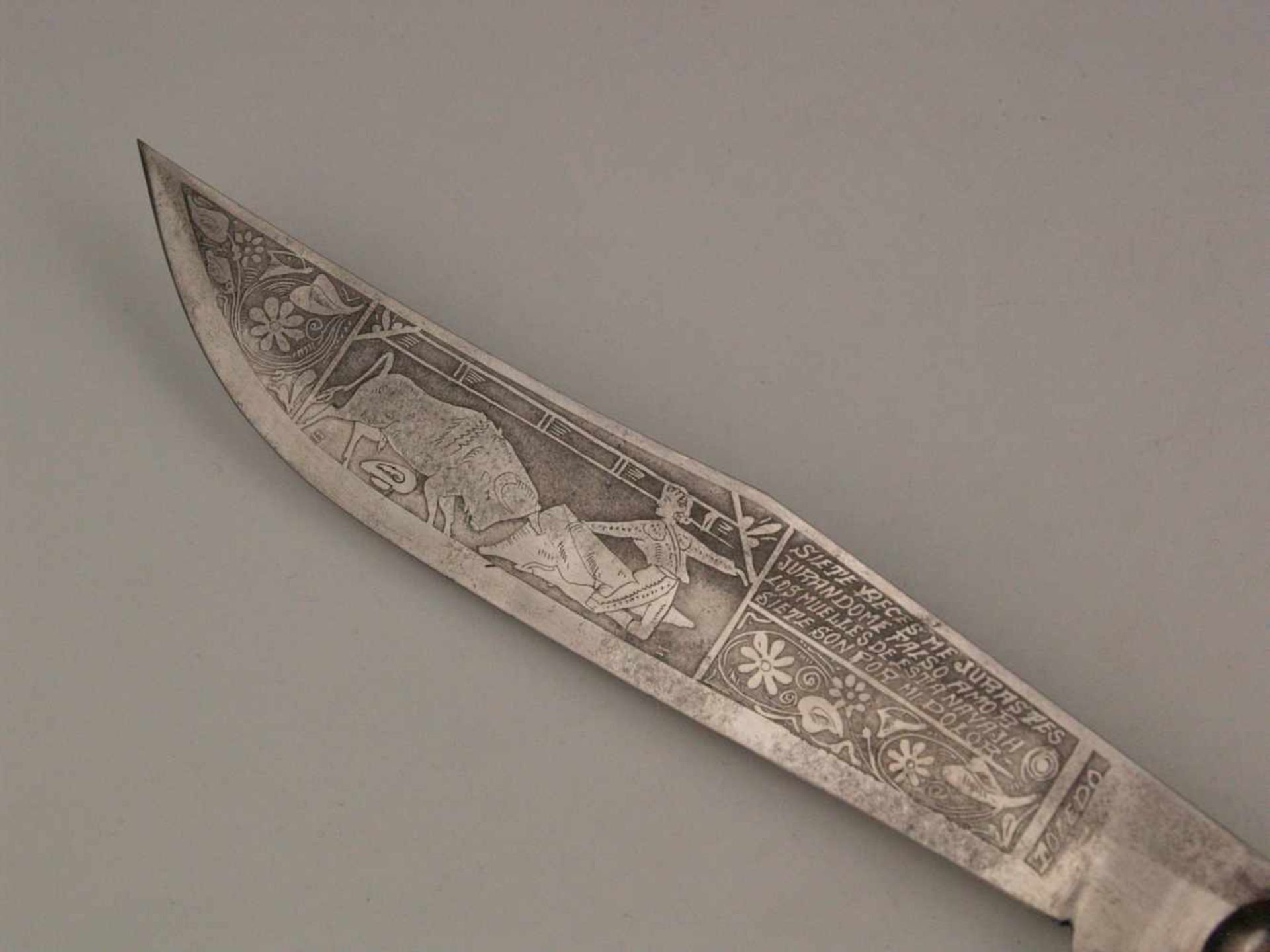 Navaja - Messer, Spanien um 1920, breite spitz zulaufende Klinge graviert mit Stierkampfszene, - Bild 3 aus 6