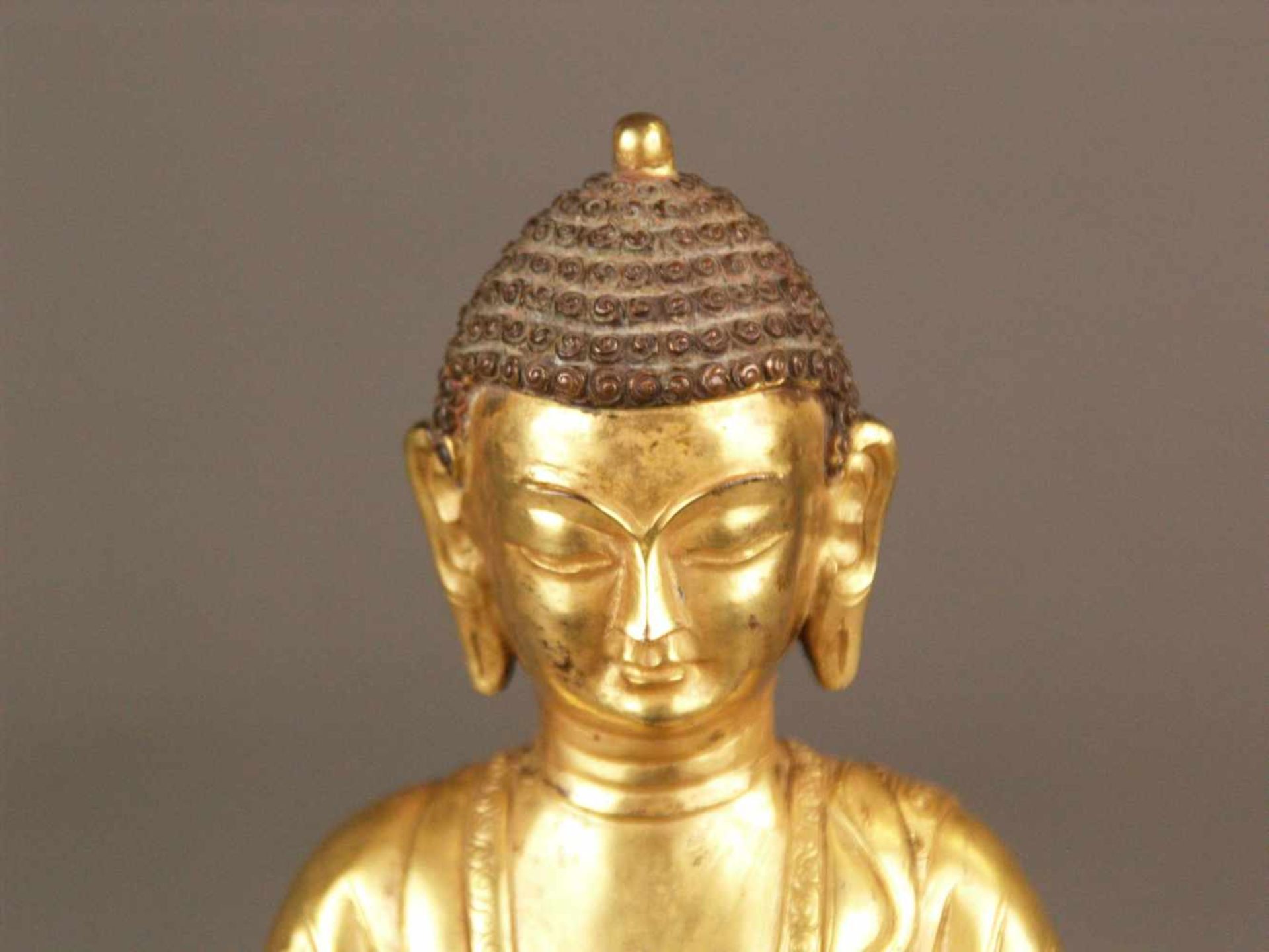 Buddha Shakyamuni - Sinotibetisch, wohl 19.Jh., Kupferlegierung, feuervergoldet, auf doppeltem - Bild 3 aus 9