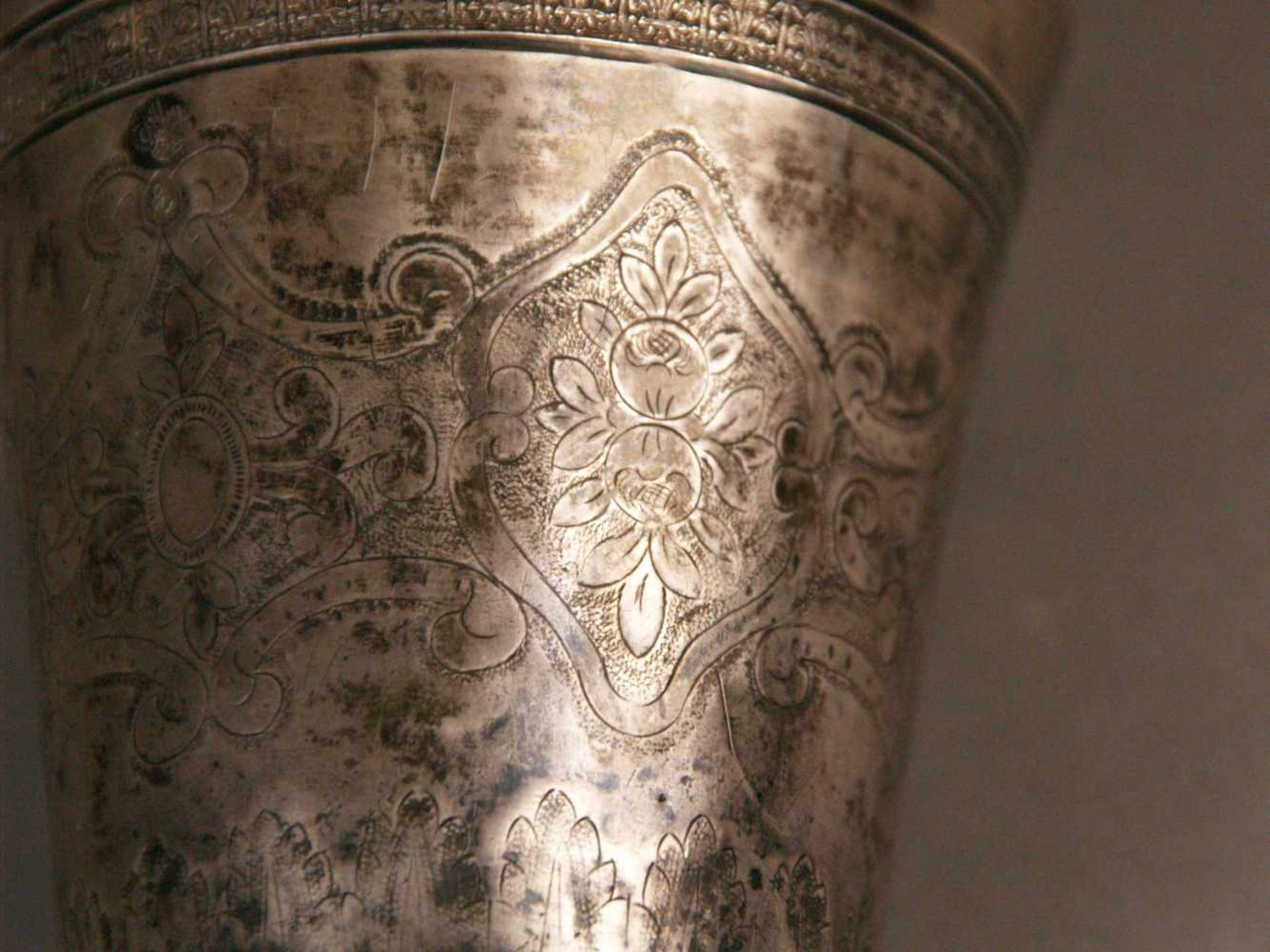 Silberbecher - Orient, runder Stand, konisch ansteigender Korpus, umlaufend ziselierter Dekor, - Bild 5 aus 7