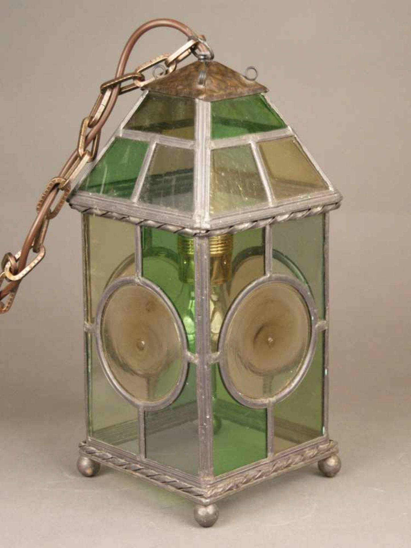 Deckenlampe mit Bleiverglasung - 1920er/30er Jahre, quadratischer Korpus mit geschrägtem Dach,