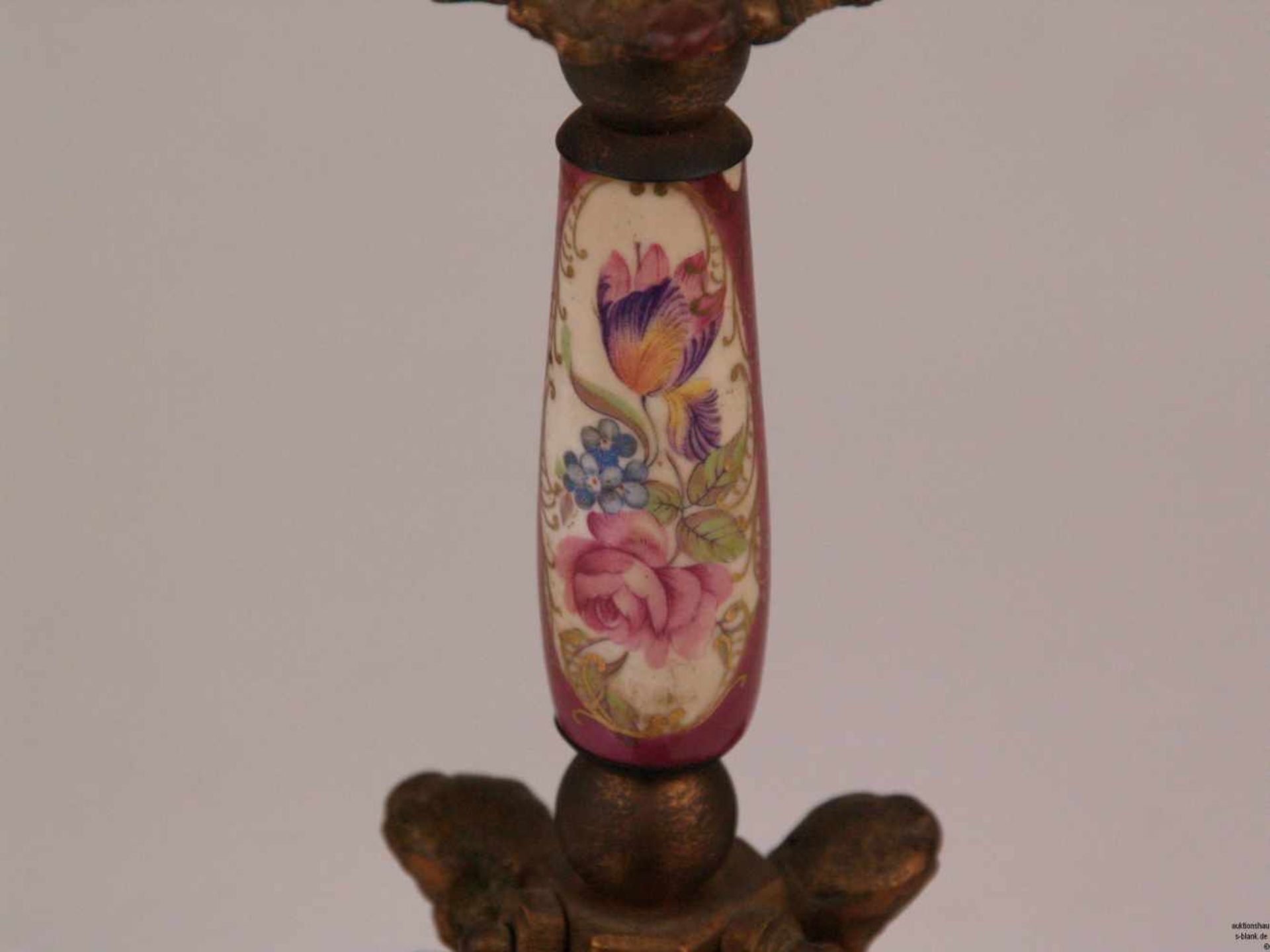 Paar Kerzenhalter - Messing/Porzellan, Stand mit drei stilisierten Harpyien, Balusterschaft aus - Bild 4 aus 6