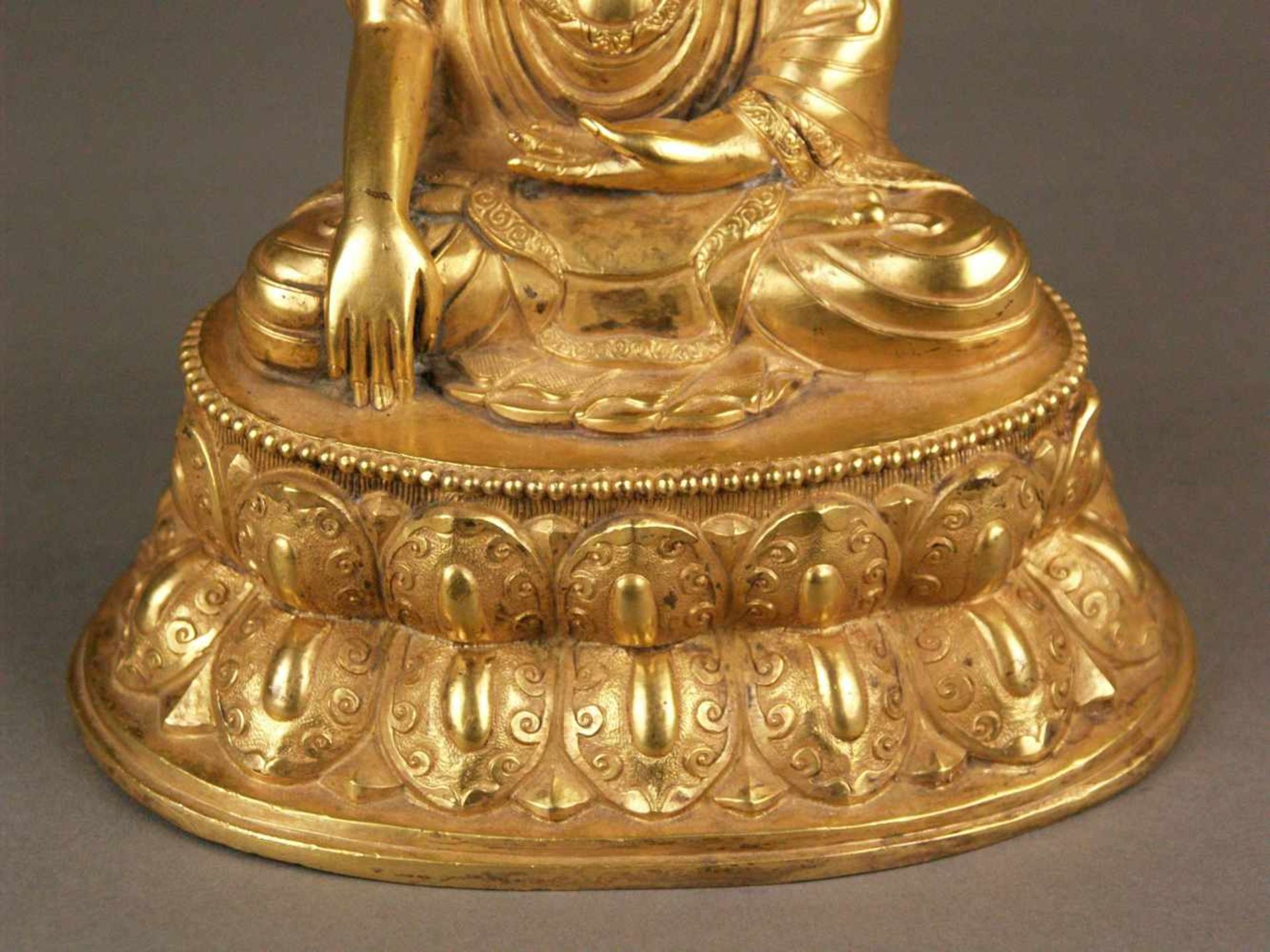 Buddha Shakyamuni - Sinotibetisch, wohl 19.Jh., Kupferlegierung, feuervergoldet, auf doppeltem - Bild 5 aus 9