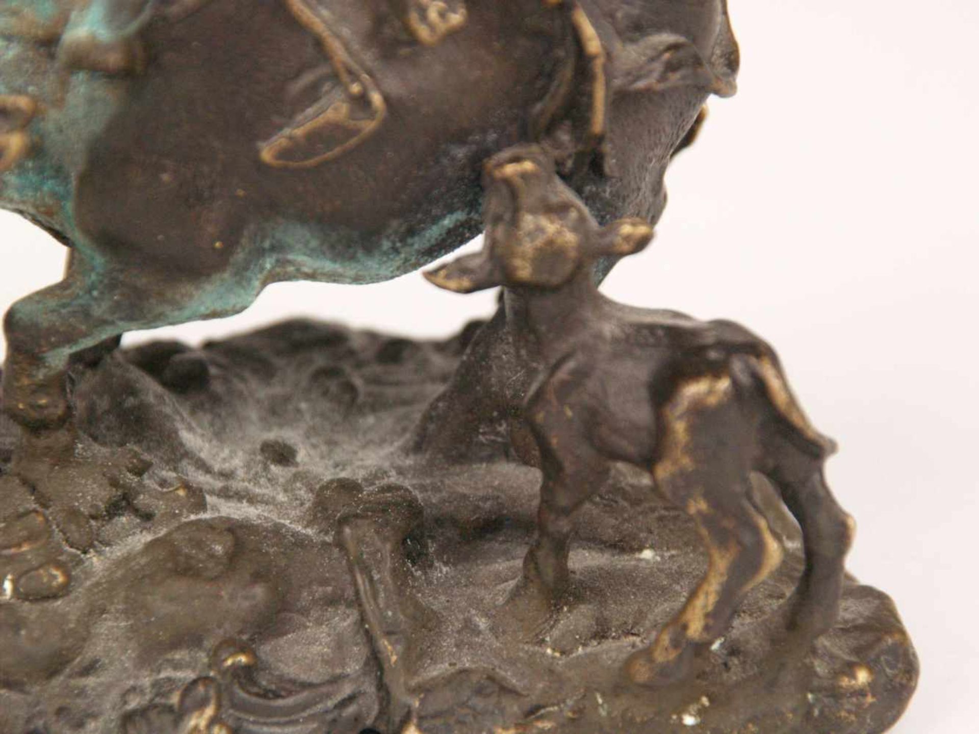 Kleine Bronzefigur - China, Bronze, mit Vergoldungsresten, szenische Darstellung von Kinderpaar - Bild 6 aus 7