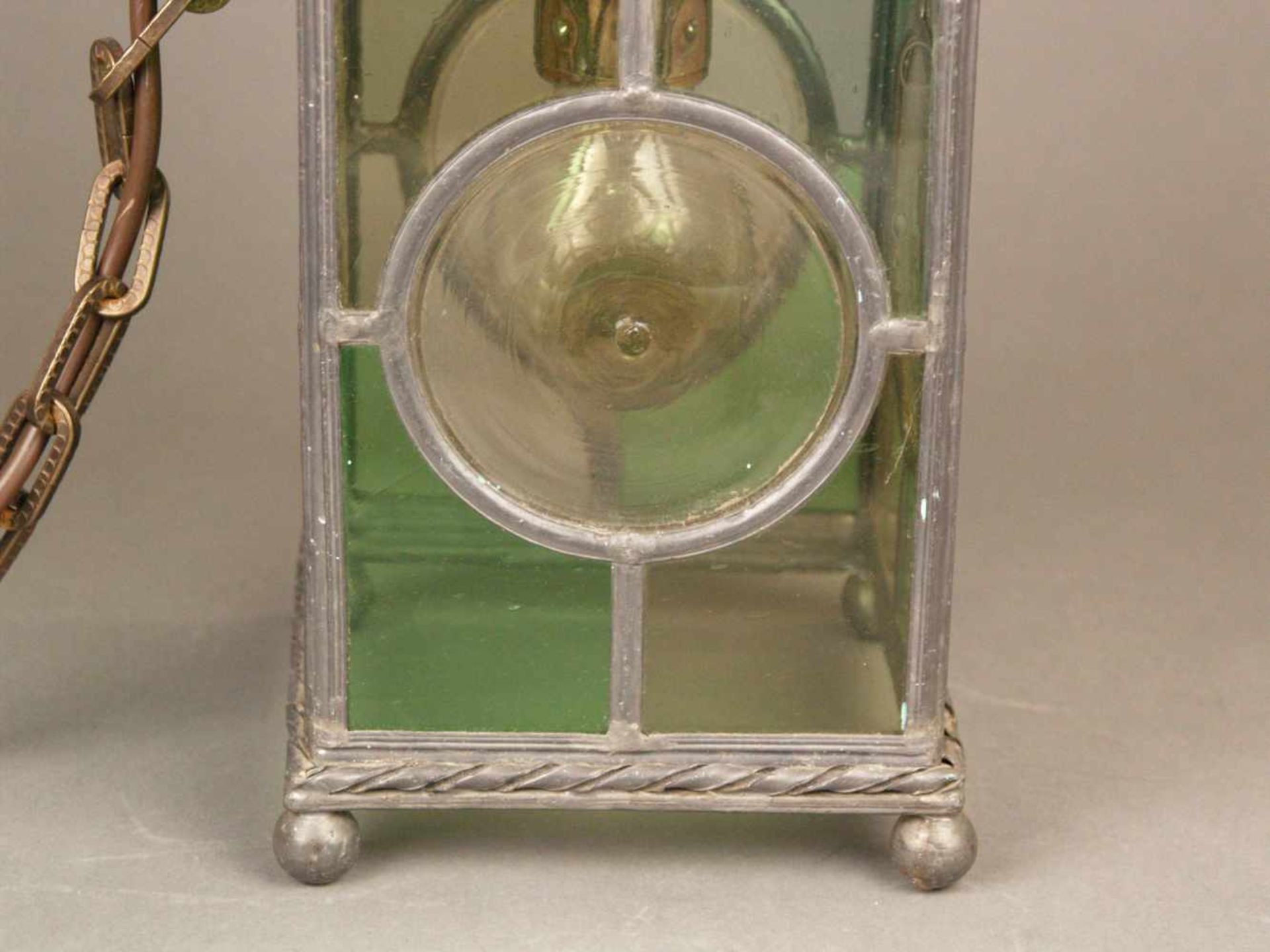 Deckenlampe mit Bleiverglasung - 1920er/30er Jahre, quadratischer Korpus mit geschrägtem Dach, - Bild 4 aus 4