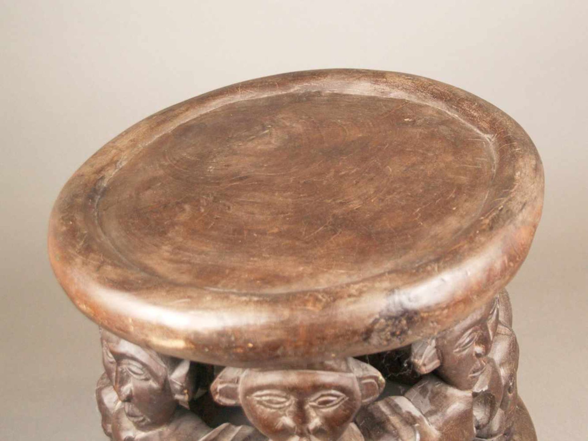 Hocker - Kamerun, braunes Holz, geschnitzt, runde Sitzfläche, seitlich 7 Elefantenköpfe - Bild 6 aus 7