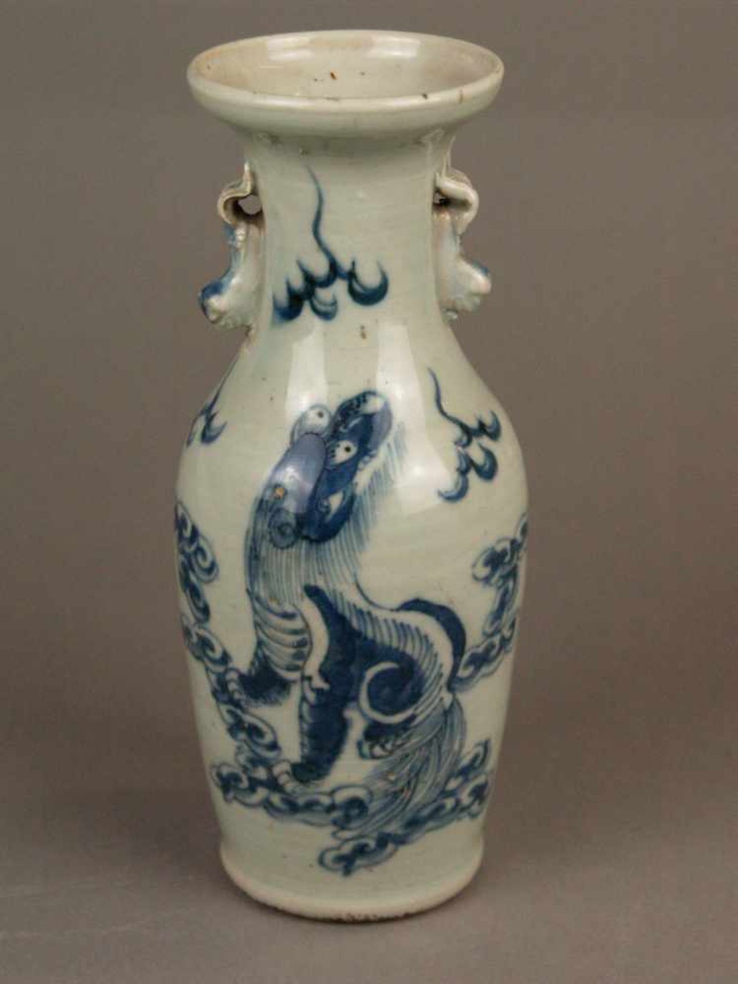 Balustervase - China, graue Glasur, schauseitig mit Shishi-Darstellung in Unterglasurblau,