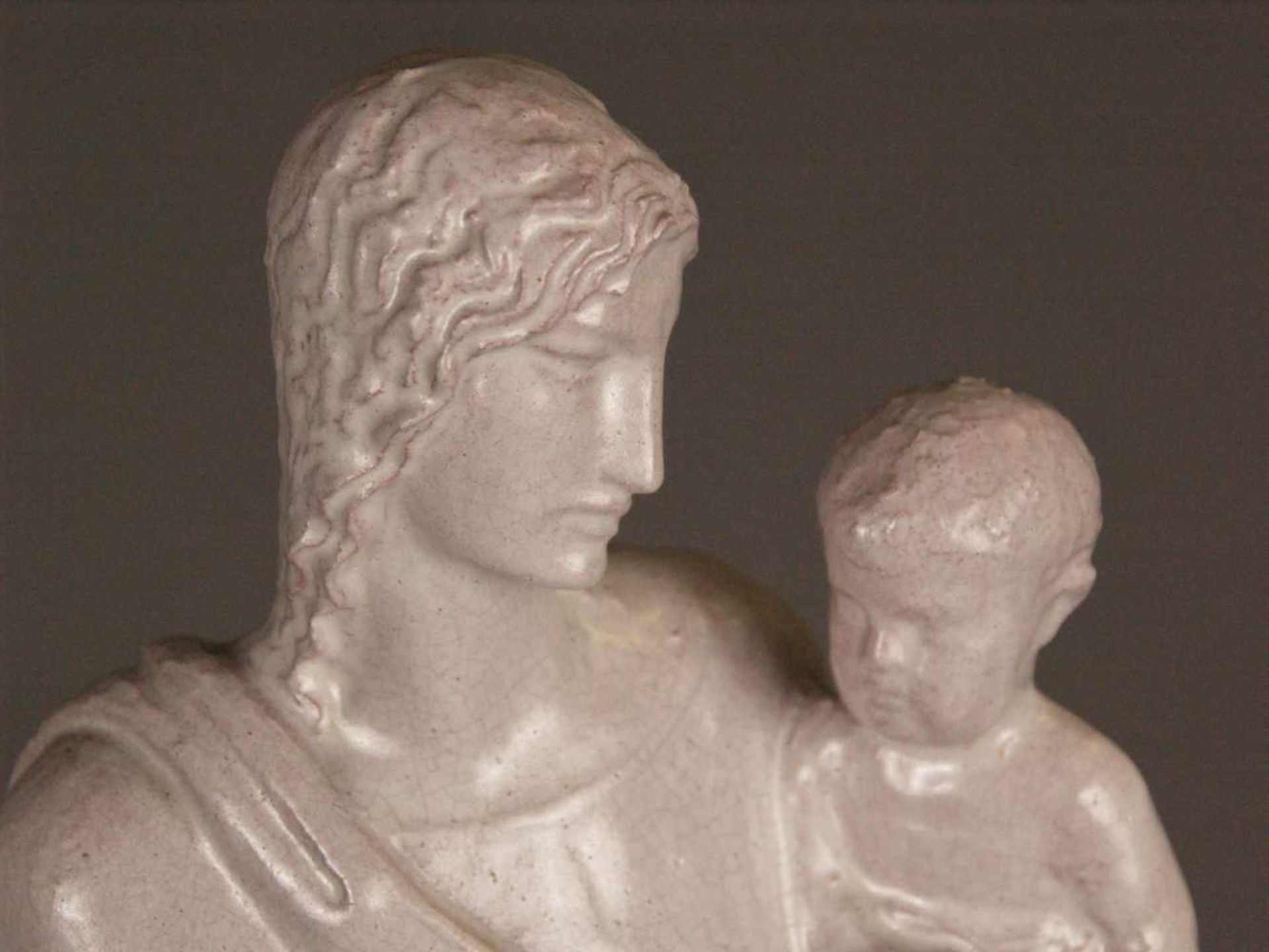 Netzer, Hubert (1865-1939) - "Madonna mit Kind ", um 1900, Terracotta, weiß glasiert, fein - Bild 5 aus 9