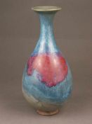 Flaschenvase im Jun-Stil - China, Steinzeug, blaue purpur-rot flambierte Glasur, Tropfenform mit