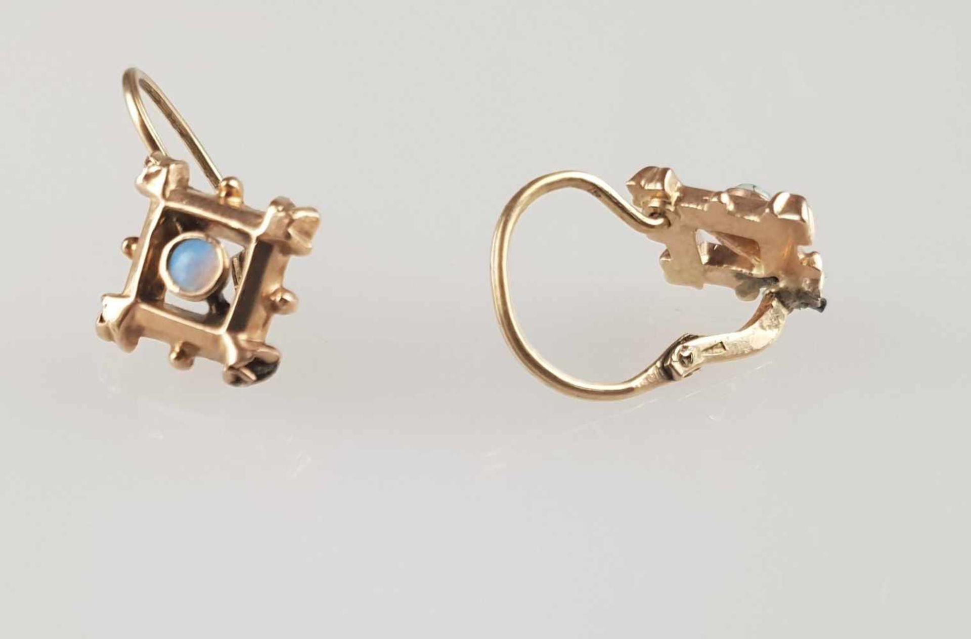 Zwei Paar Biedermeier-Ohrringe - Gold 14 Karat, punziert 585, Steinbesatz: kleine Opalcabochons - Bild 3 aus 3