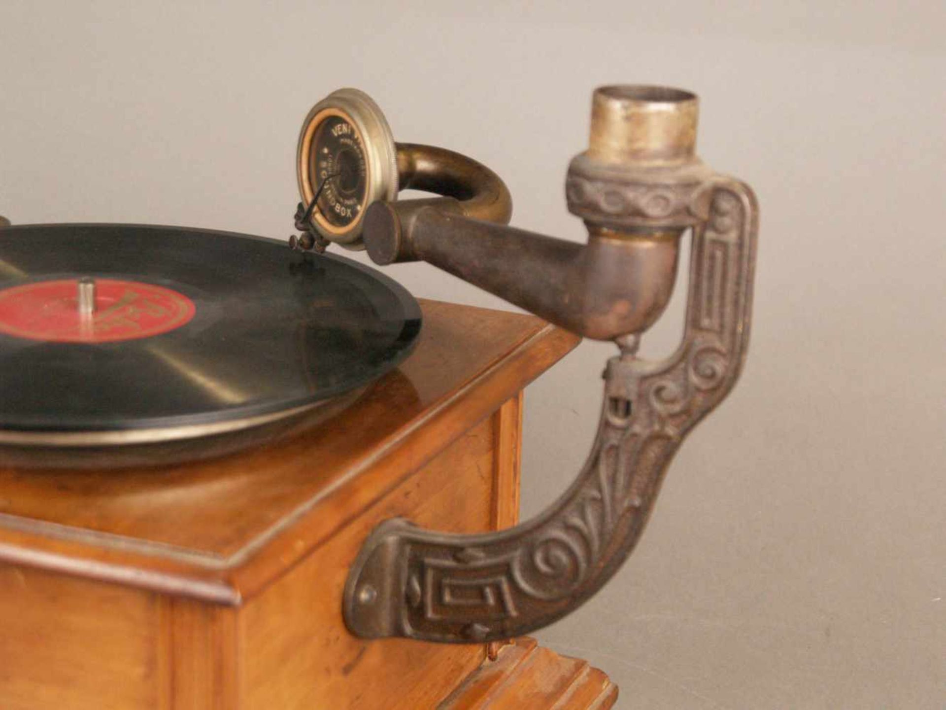 Altes Grammophon - Holzgehäuse, Vorderseite mit zwei Damenporträts, Schalldose gemarkt "Veni Vidi - Bild 10 aus 10