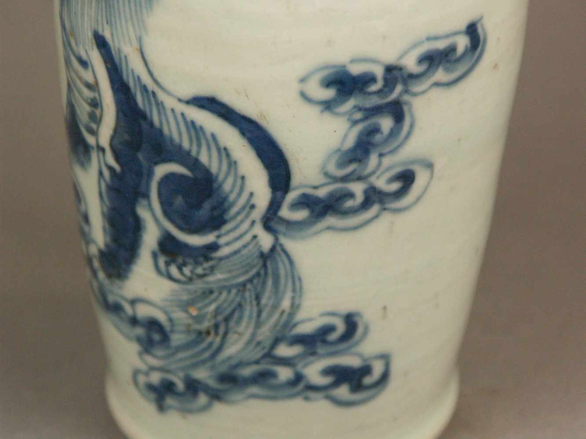 Balustervase - China, graue Glasur, schauseitig mit Shishi-Darstellung in Unterglasurblau, - Bild 5 aus 7