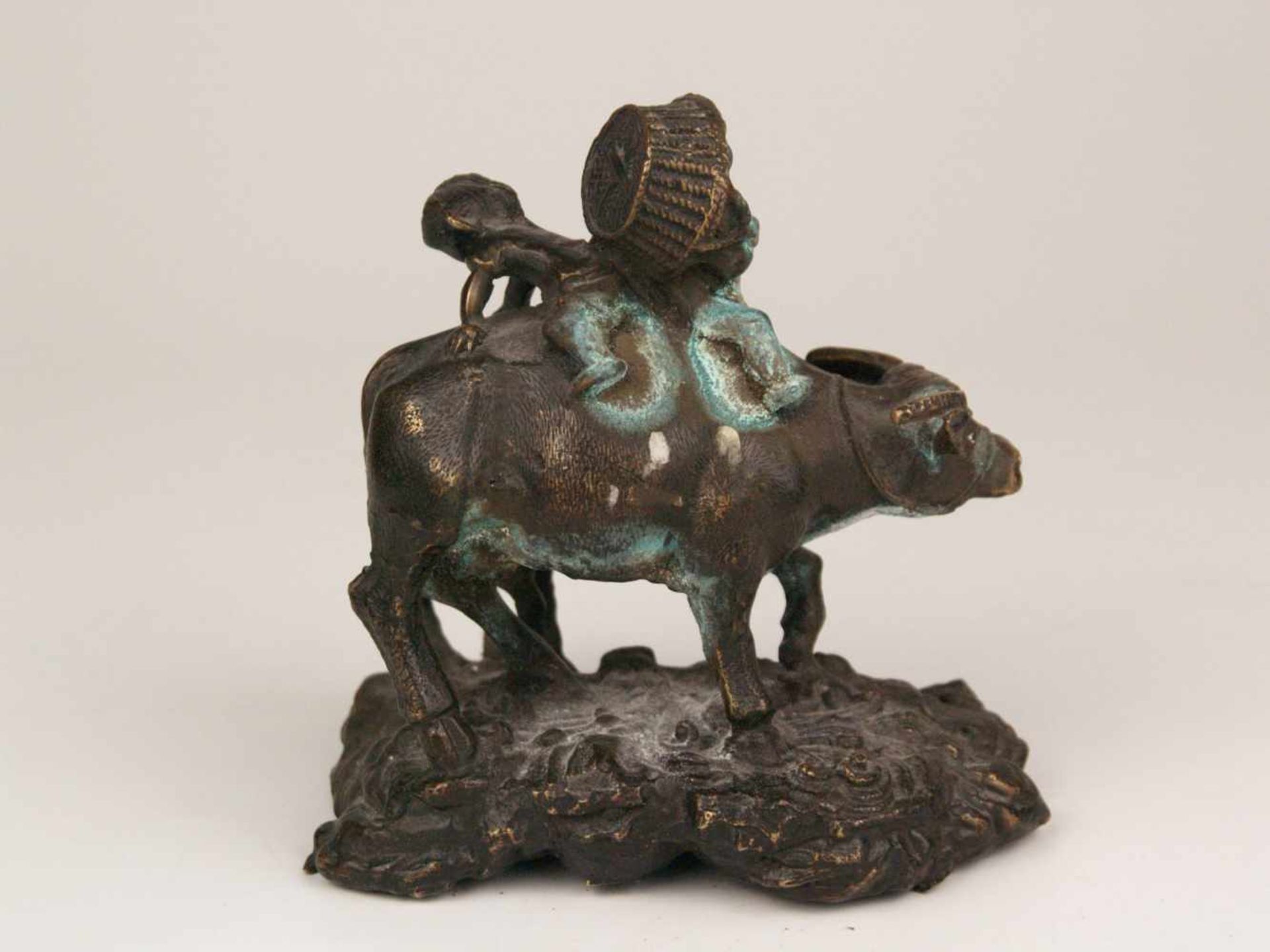 Kleine Bronzefigur - China, Bronze, mit Vergoldungsresten, szenische Darstellung von Kinderpaar - Bild 2 aus 7