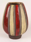 Fußvase - Schlossberg Keramik, 1950er Jahre, heller Tonscherben polychrom glasiert, vertikaler