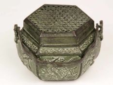Räuchergefäß - China, Bronzelegierung,grün patiniert,hexagonaler Korpus und Deckel, durchbrochen