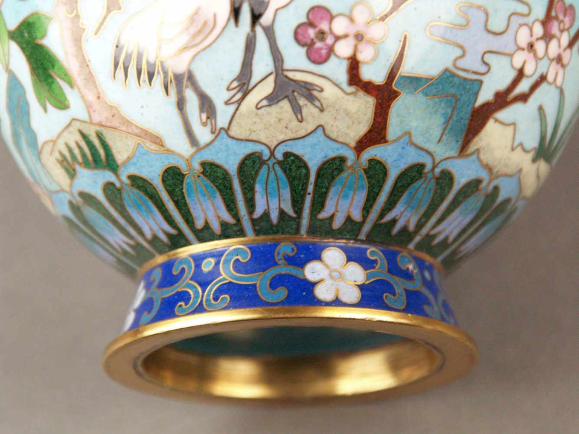 Paar Cloisonné-Vasen- China, 20.Jh., Cloisonné-Email mit Kranichen in stilisierter Landschaft, - Bild 7 aus 8