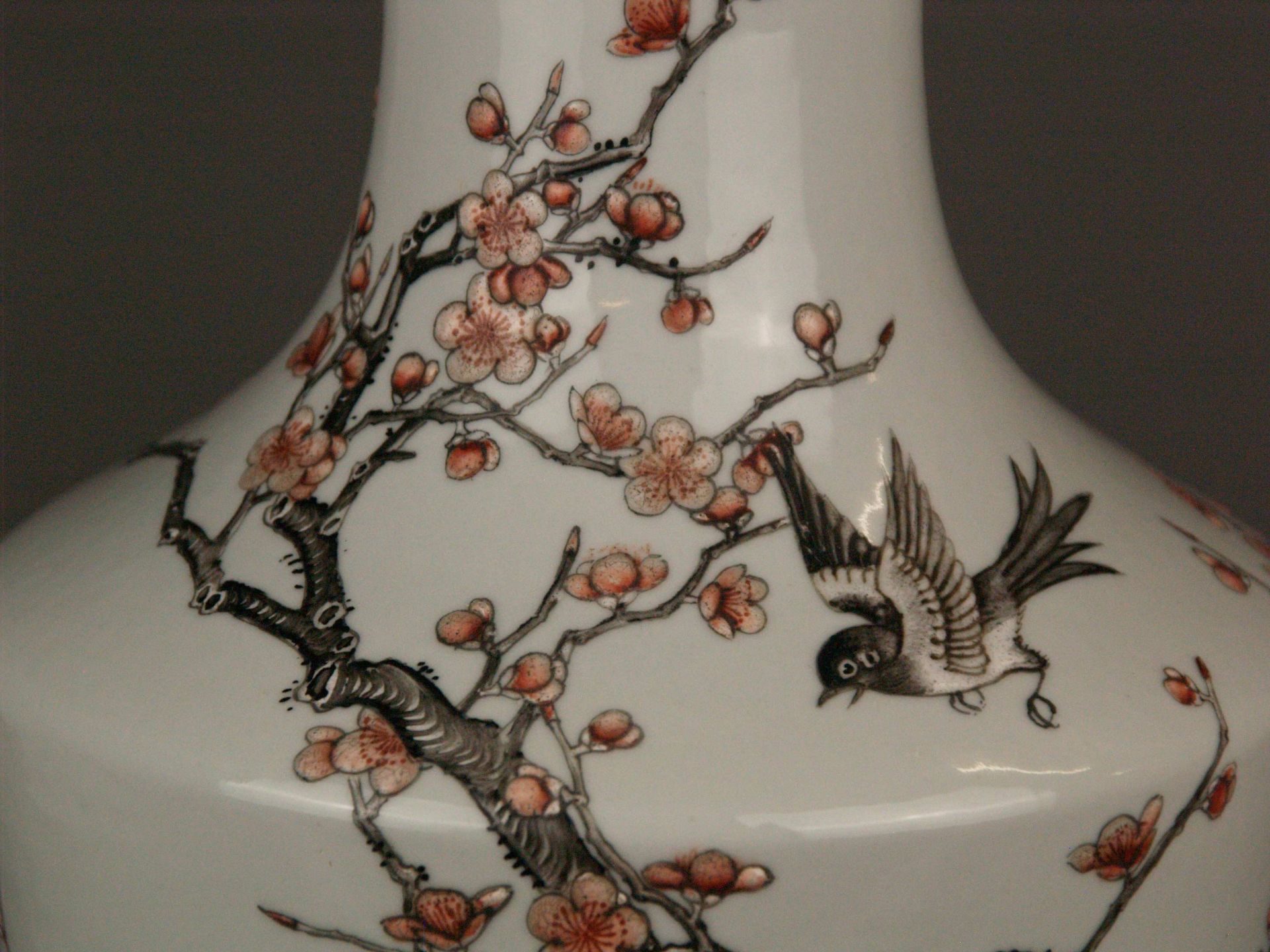 'Famille rose'-Vase mit Elstern und blühenden Pflaumen - China, Porzellan, bemalt mit - Bild 3 aus 9