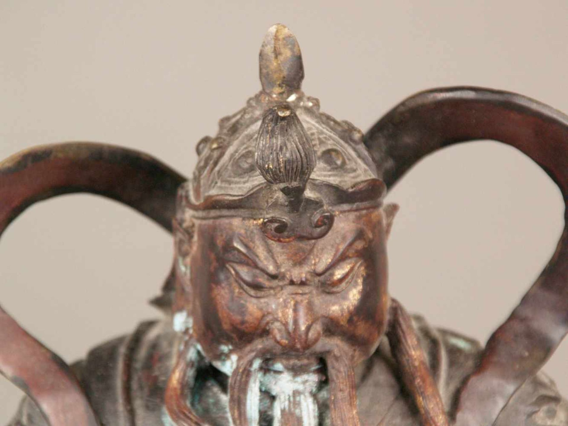 Bronzefigur des Gottes Guan di (auch Guan Yu)- China, Bronze, Spuren von Goldlackfassung, - Bild 4 aus 10